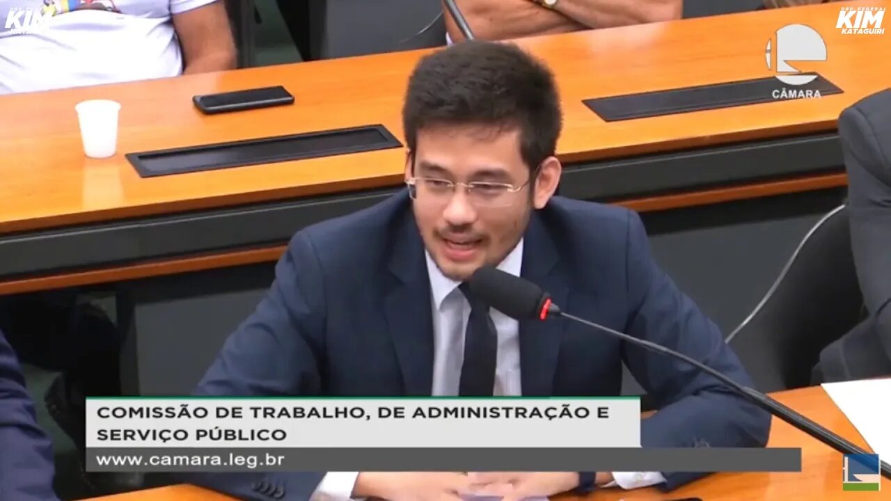 Deputado socialista quer proibir o sol pra vender a vela!
