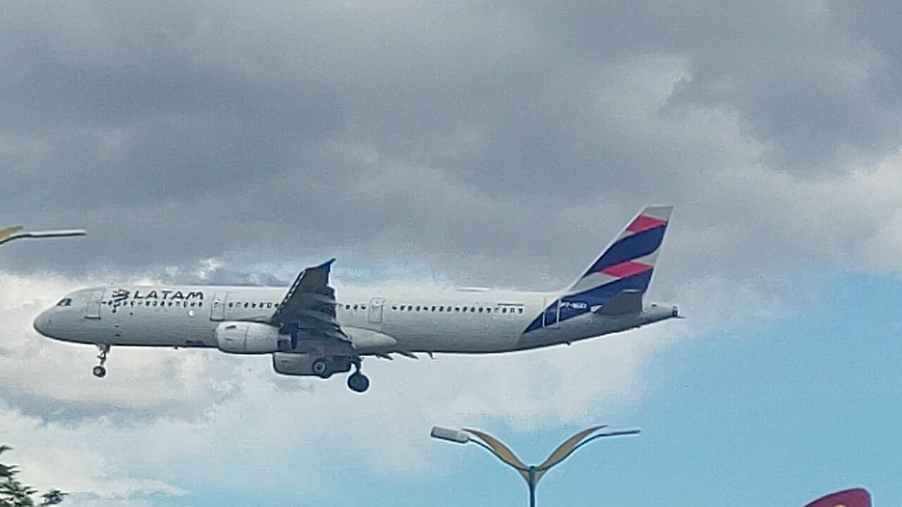 Airbus A321 PT-MXI coming from Guarulhos to Manaus