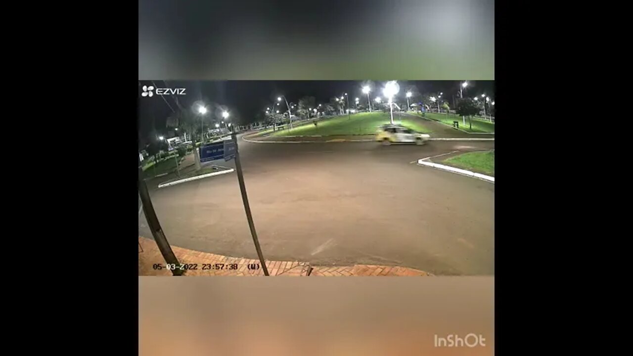 Durante fuga da polícia veículo fica destruído ao colidir com árvore, em Roncador