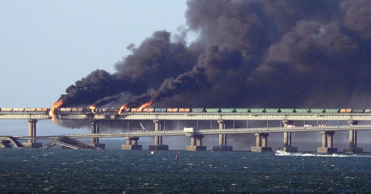 Crimean bridge became a trap for Russians, so Ukraine does not completely destroy the bridge