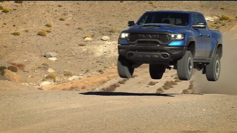 Veja a Ram 1500 TRX acelerando forte no off-road