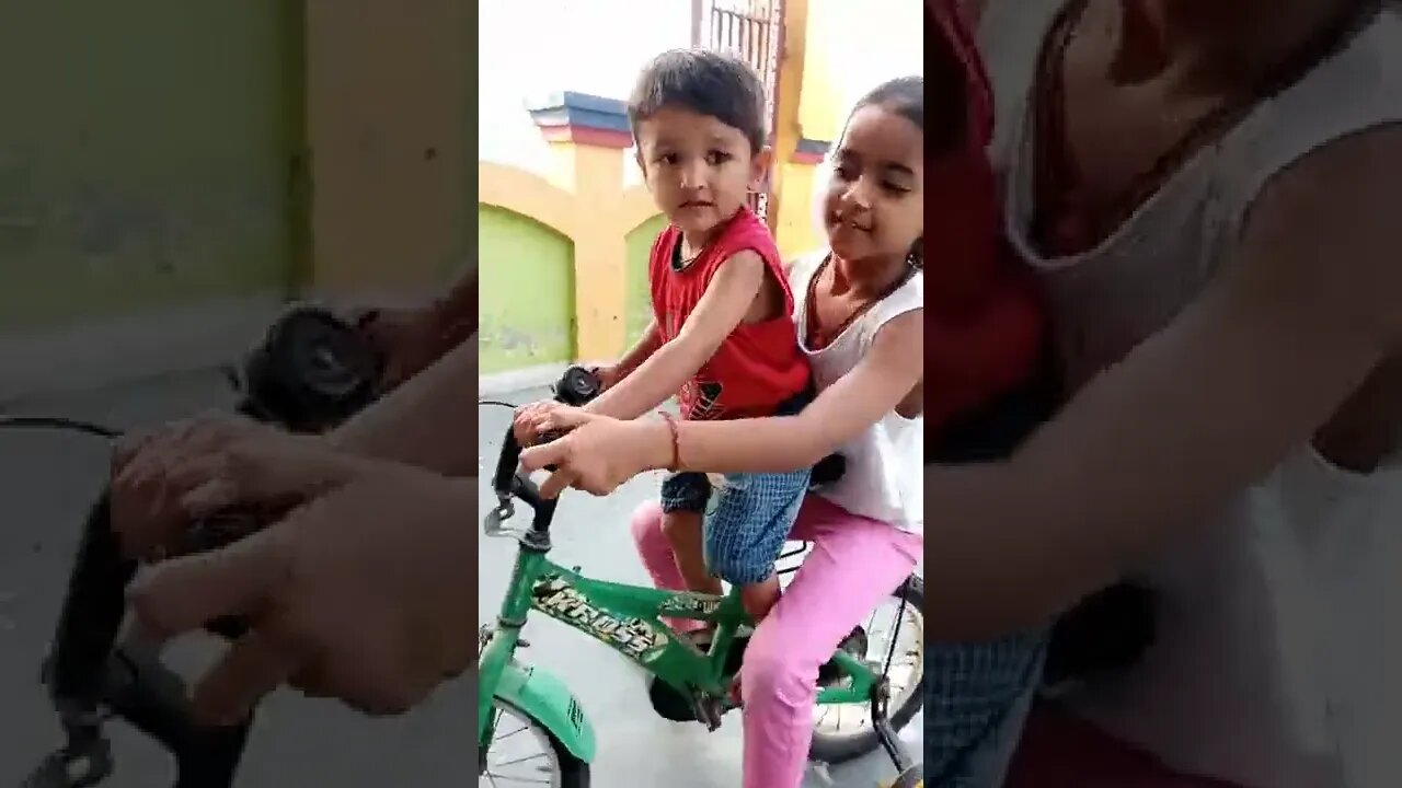 भाई ने बहन को साइकिल पर घुमाया #rudrakrishna #ytshorts #children @rudrakhatanagurjjar #cycle