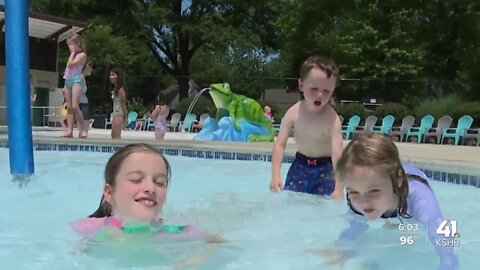 Families flock to Fairway Pool to beat the heat