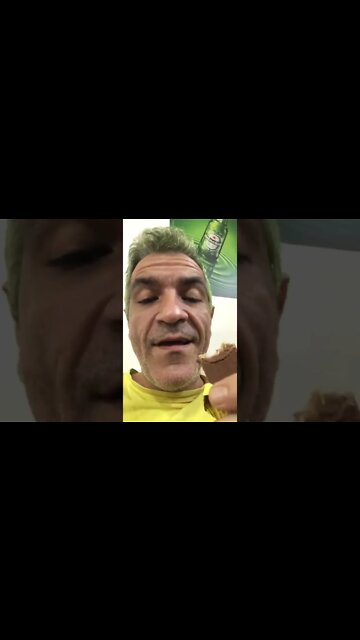 Snickers maracujá provando e avaliando o chocolate