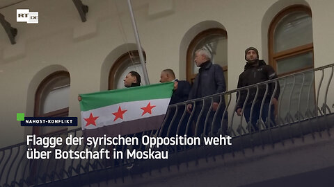 Flagge der syrischen Opposition weht über Botschaft in Moskau
