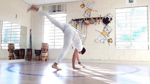 Sequência de ginga, esquiva frontal, troca de negativa, rolê e au.