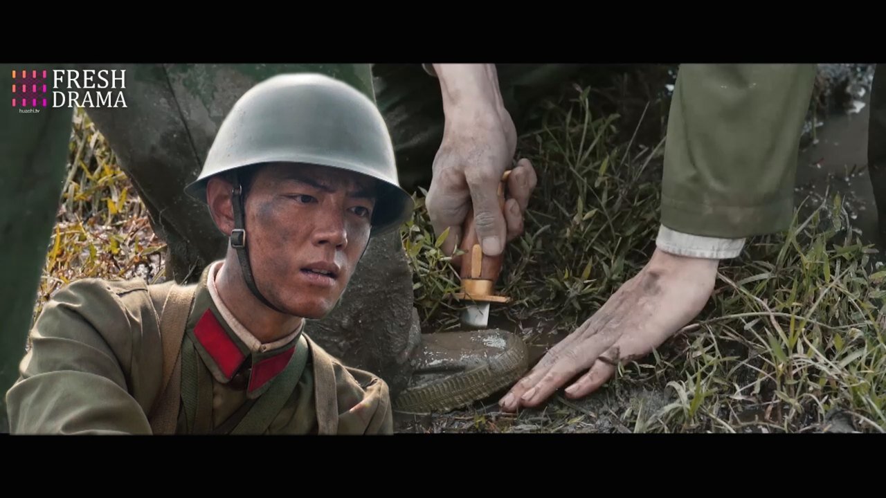 Thrilling moment!! He accidentally stepped on a landmine, but next his brave bro risked his life to save him... | The Youth Memories | 夢中的那片海