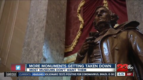 Where should monuments taken down be displayed?