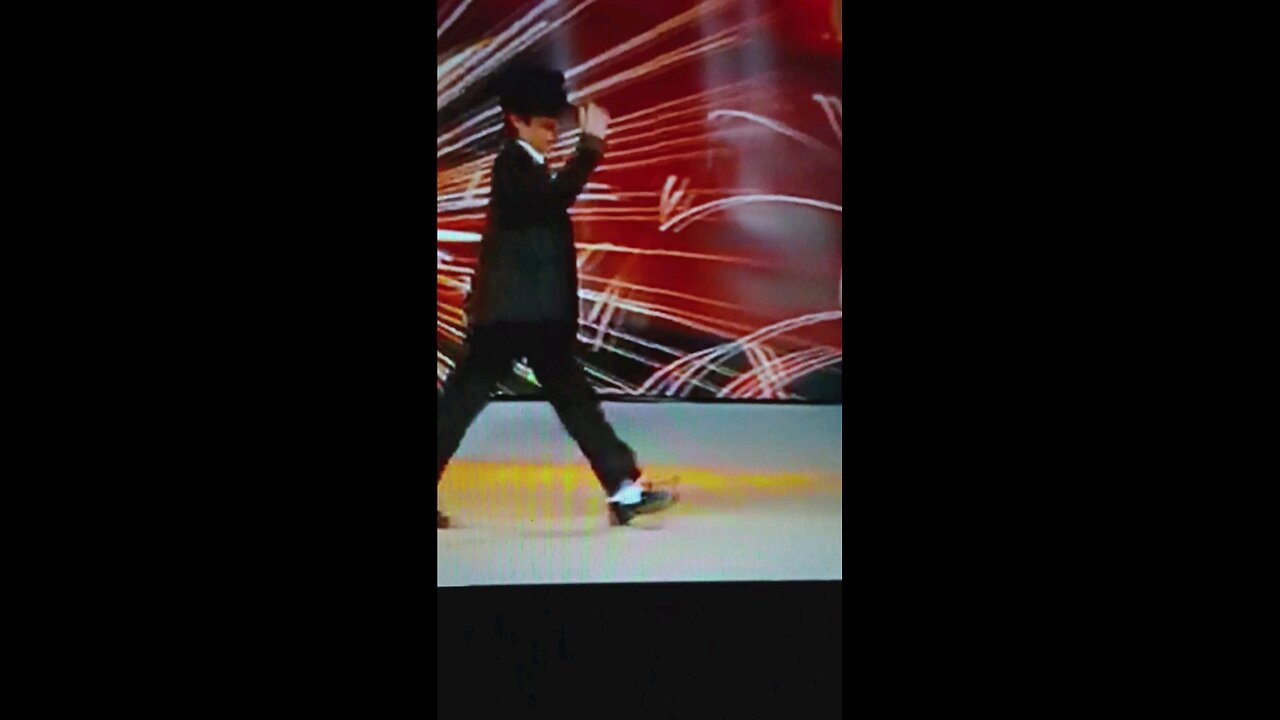 Michael Jackson dances