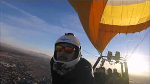 Il saute en parachute depuis une montgolfière!