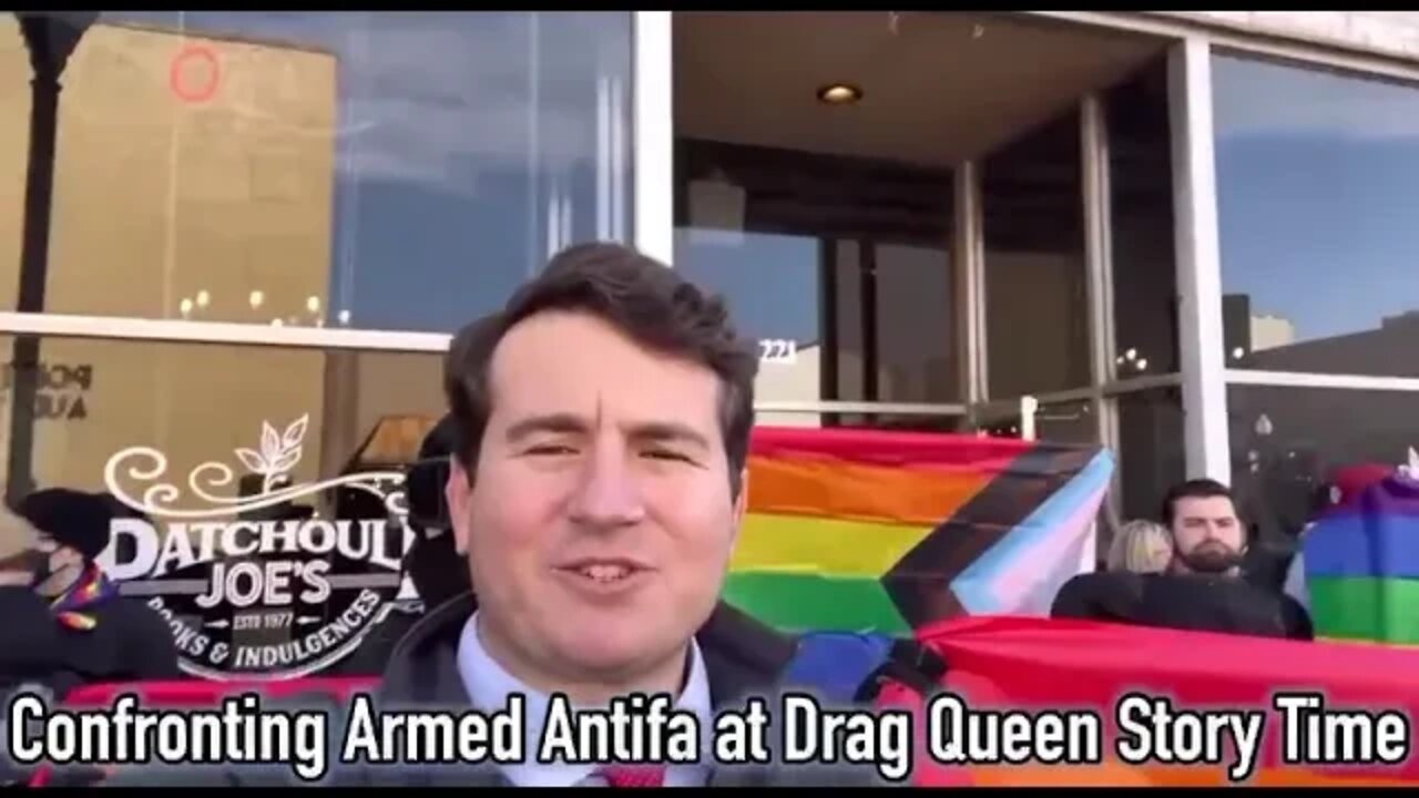 #US Comedian #AlexStein laughs in the faces of armed #ANTIFA at a "#DragQueen Storyhour" protest