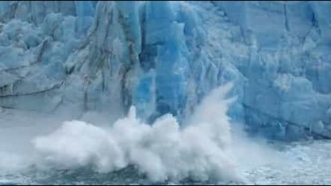 Glacier breaks and creates huge waves in Patagonia