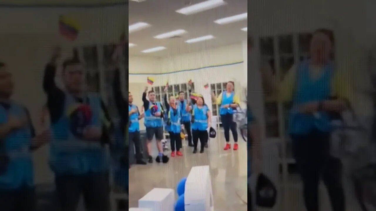 EMOTIVO: TRABAJADORES VENEZOLANOS DE WAL-MART CANTAN EL HIMNO NACIONAL