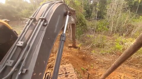 Estourando represa pra fazer reforma com escavadeira Jonh Deere 210GLC-19