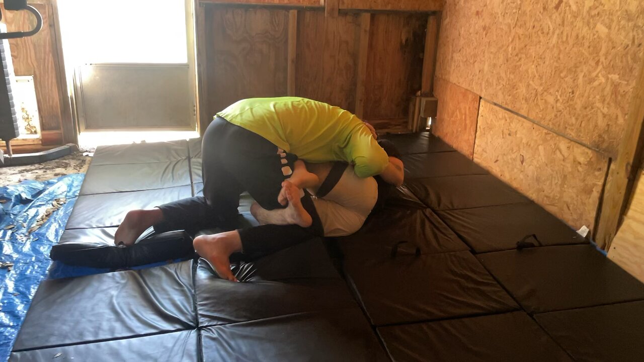 5’4 160 pound bjj blue belt vs 6’5 250 pound no experience who wins