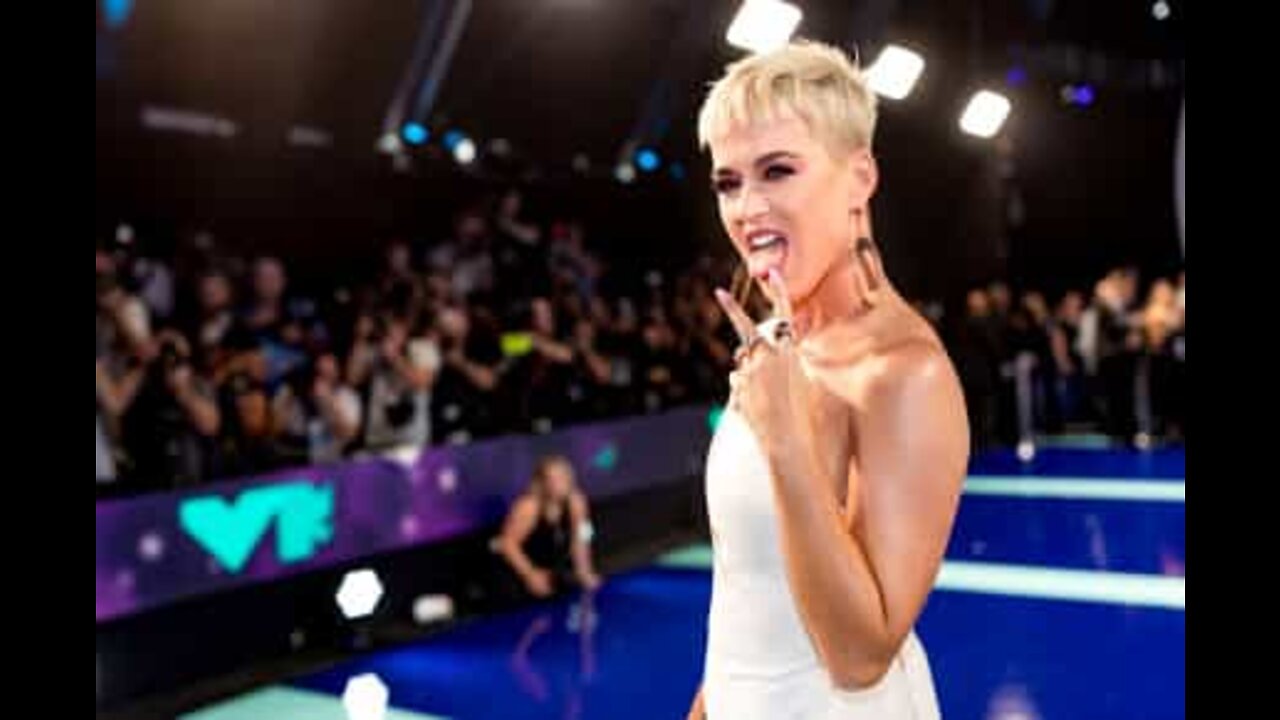 Katy Perry gate-crashes Missouri wedding party