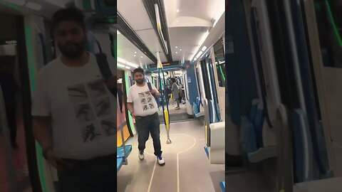 Infinity-like inside Montréal metro #viralvideo