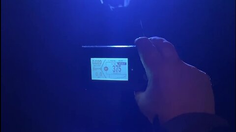 Comparativa (voltios por metro) entre luz alógena normal y led ultravioleta