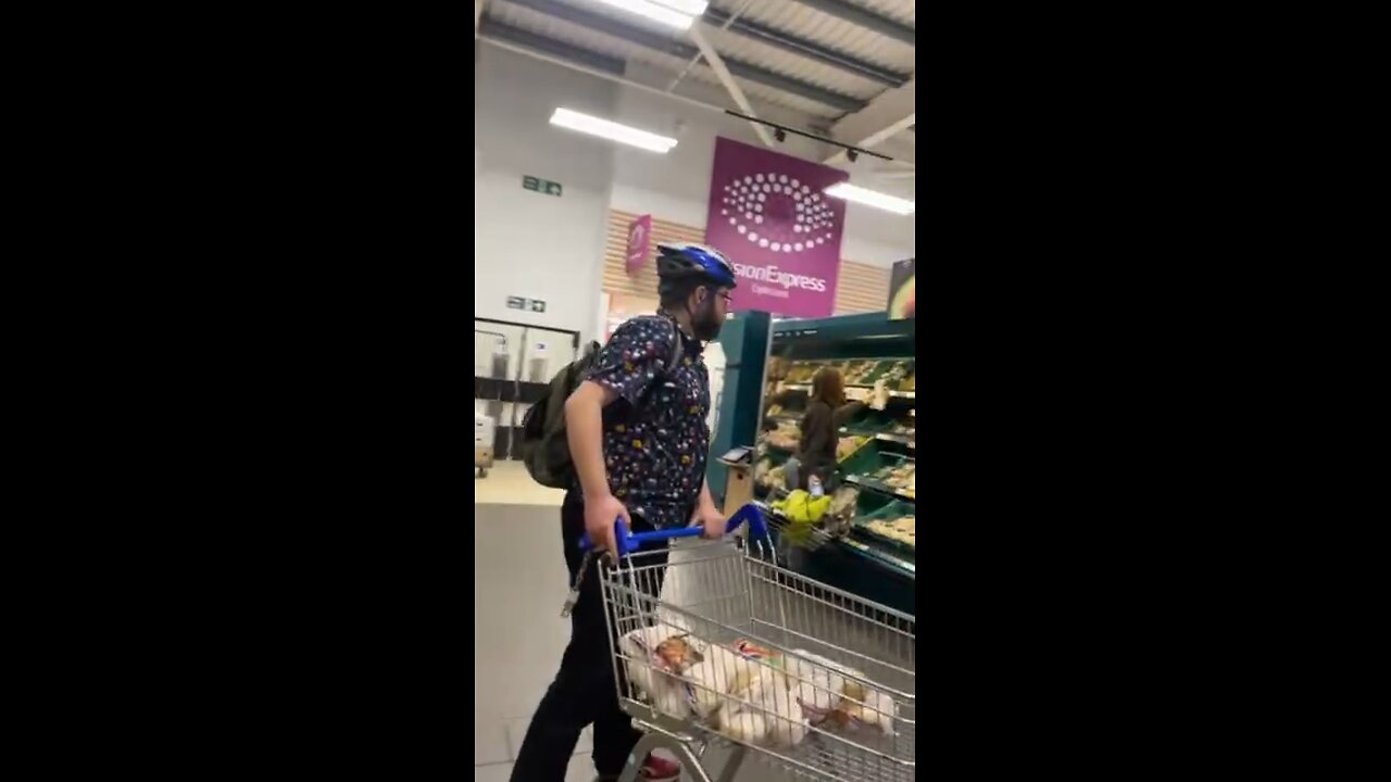 Spotting the NPCs in supermarket…