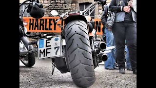 Un biker embrase volontairement son pneu