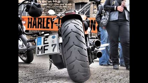 Un biker embrase volontairement son pneu