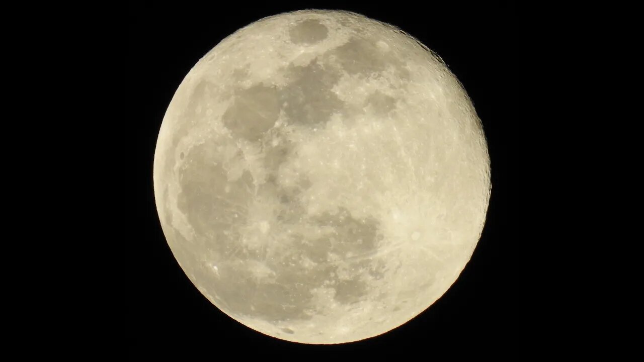 The Full Moon's Position Actively Changing In The Night Sky – 8th of December, 2022