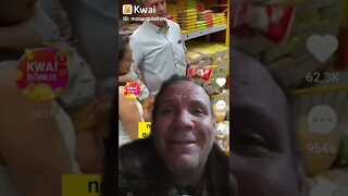 Bolsonaro no supermercado comparando o bolsa família com o Auxílio Brasil