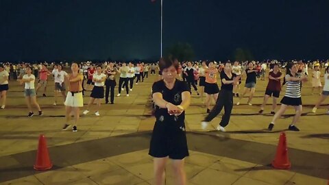 广场舞《你不在我身边》我不在爱里面，歌词太伤感，舞步简单好看【順能炫舞團】