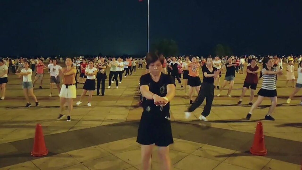 广场舞《你不在我身边》我不在爱里面，歌词太伤感，舞步简单好看【順能炫舞團】