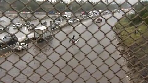 Pretty scary scene on the Lankershim Bridge over the NB 5 freeway 👀