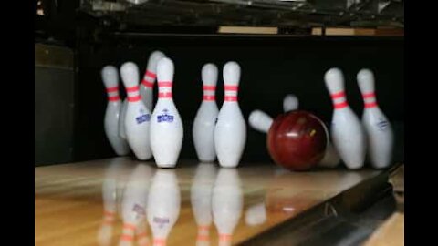 Jovem atira-se contra pinos de bowling e faz um strike