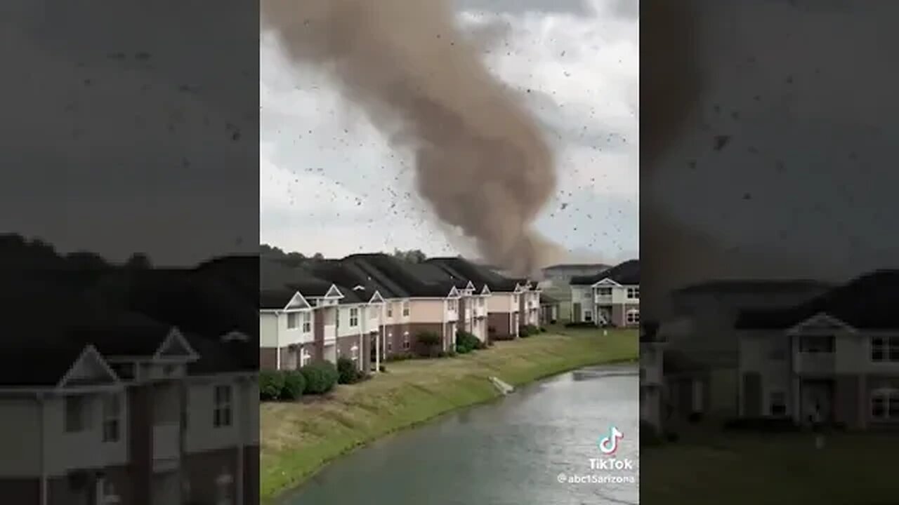 a tornado touchdown in greenwood Indiana 🙏⛈️⚡🌪️ keep them in your prayers 🙏