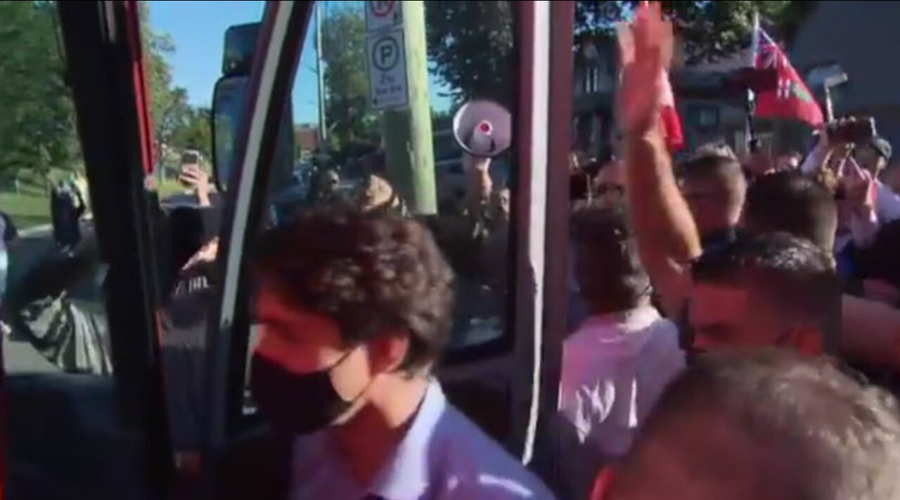 TURDeau forced to retreat back aboard his tour bus as he's pelted with stones in Ontario