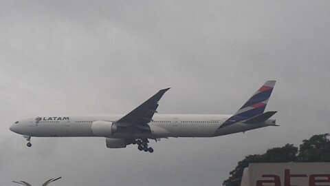 Boeing 777-300ER PT-MUI na final antes de pousar em Manaus vindo de Guarulhos