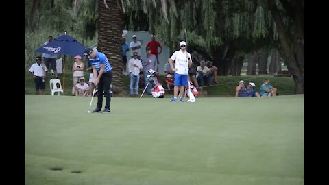 VIDEO-GOLF-SAOPEN: England's Chris Paisley holes birdie putt on 17 (maP)