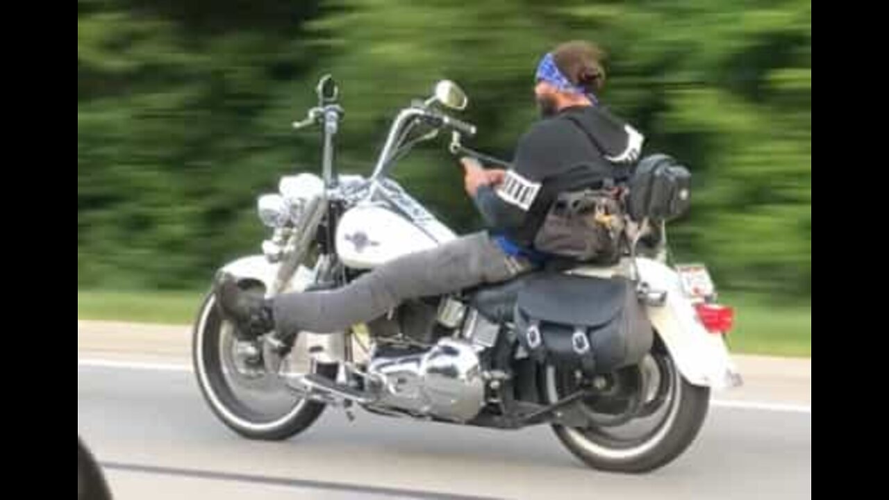 Motociclista apanhado a conduzir sem mãos !