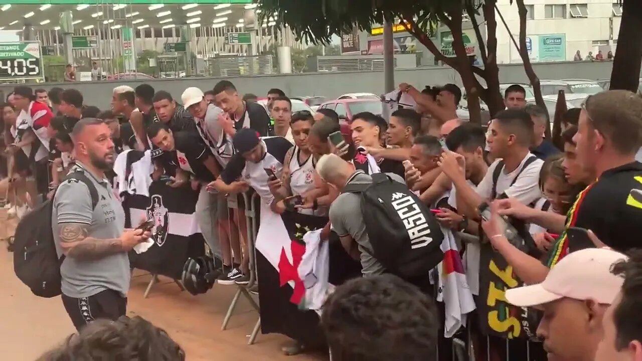 Pumita falando com torcedores em Brasília - Trem x Vasco