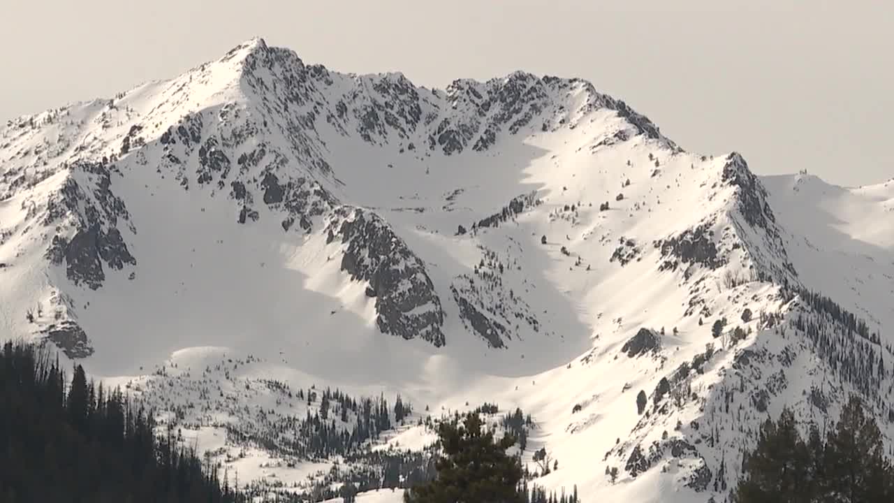 The Sawtooth Avalanche center provides a daily avalanche forecast