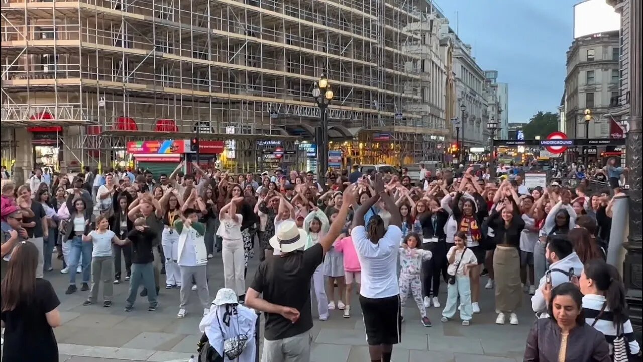 4K 60fps London England 🇬🇧 Walking Tour - Leicester Square - Theatre District - Piccadilly Circus