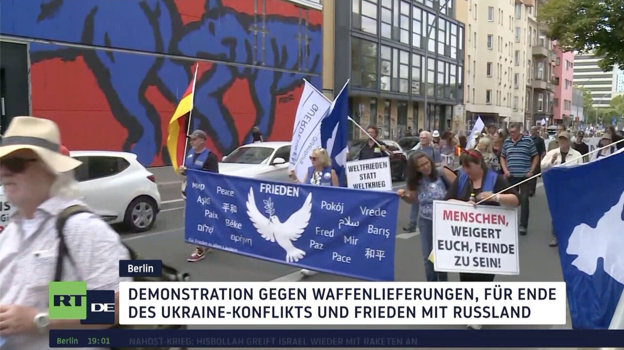 Friedensdemo in Berlin: Demonstranten für Ende des Ukraine-Konflikts und Frieden mit Russland