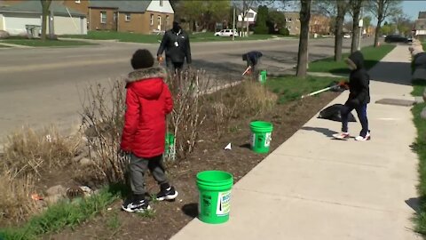 Milwaukee organizations gather to pick up trash left on the streets