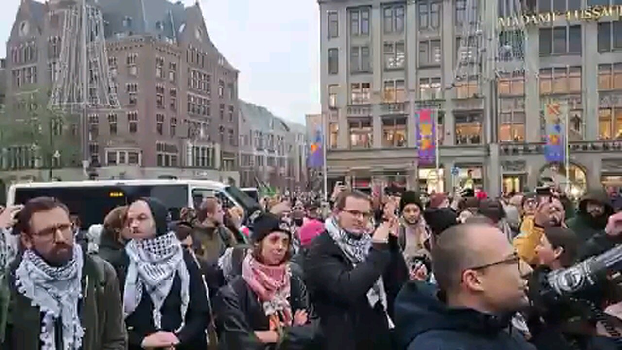 Dutch citizens in Amsterdam protest against da ban supporting Palestine &condemning Israeli violence