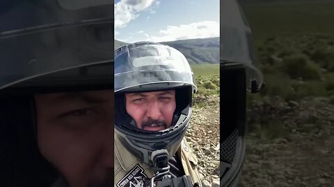 Enfim na cordilheira dos andes de moto