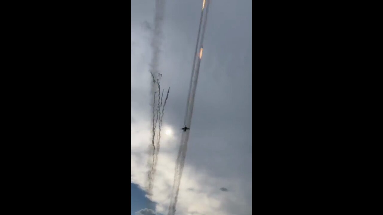 Two Su-25SM3 "Rooks" work on Ukrainian positions from the skies of Donbass