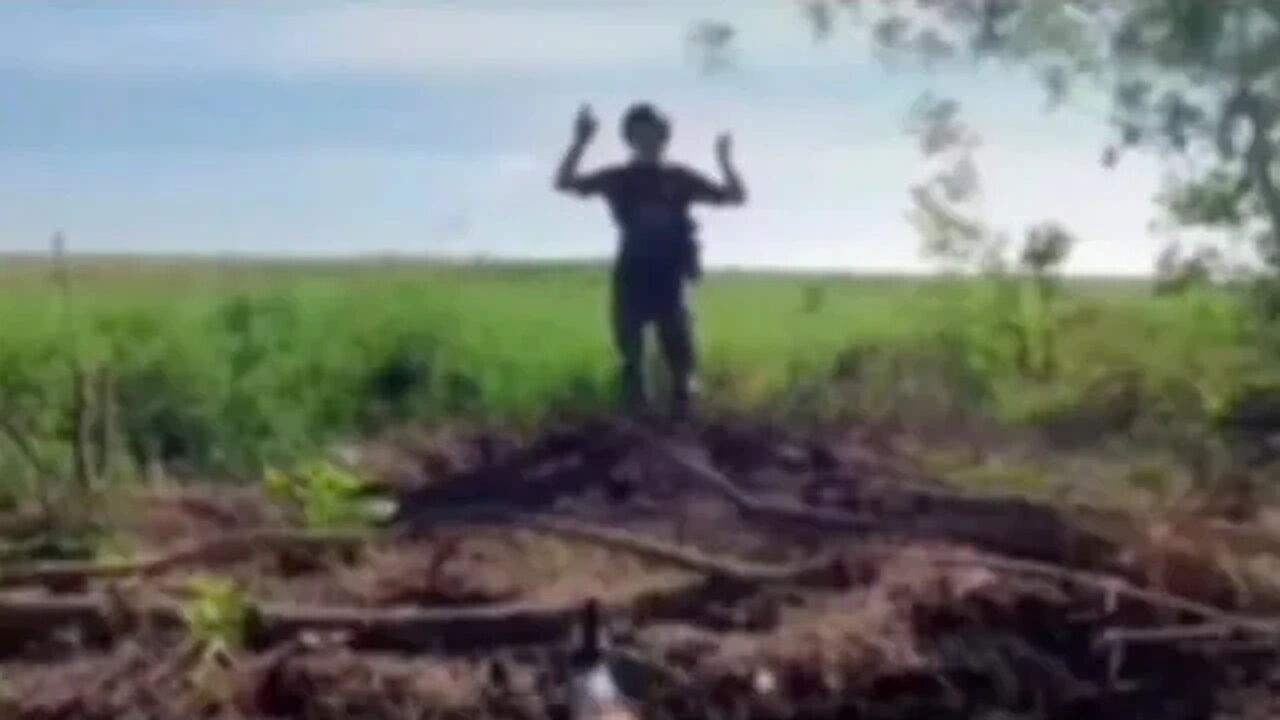 footage of Russian soldier drops his weapon and surrenders in Ukraine war