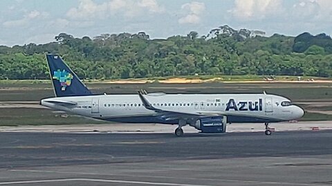 Airbus A320NEO PR-YRE coming from Campinas and Boeing 737 MAX 8 PR-XMQ takeoff to Santarém
