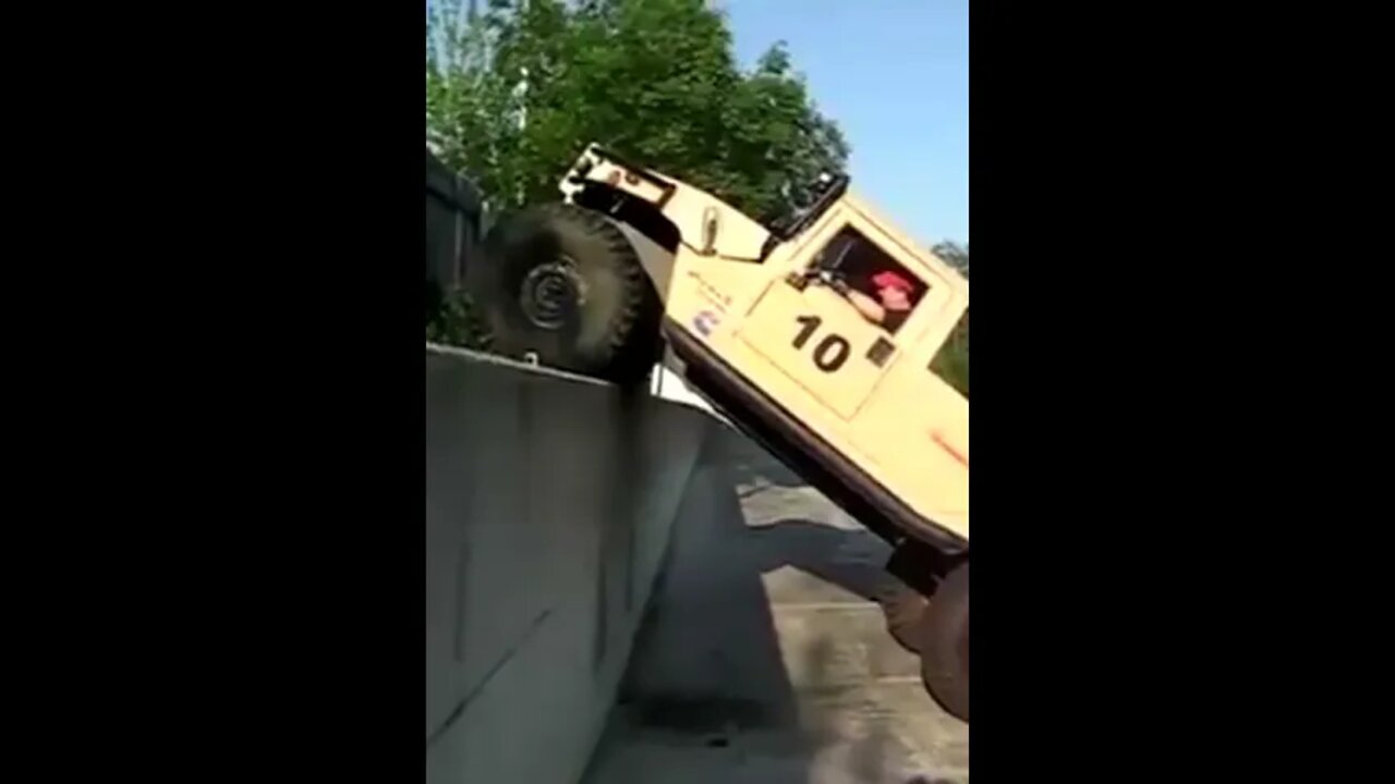 That's what Hummer is capable of #hummer #wallclimbingcar #shorts #car #cartok #supercar #shortsfeed