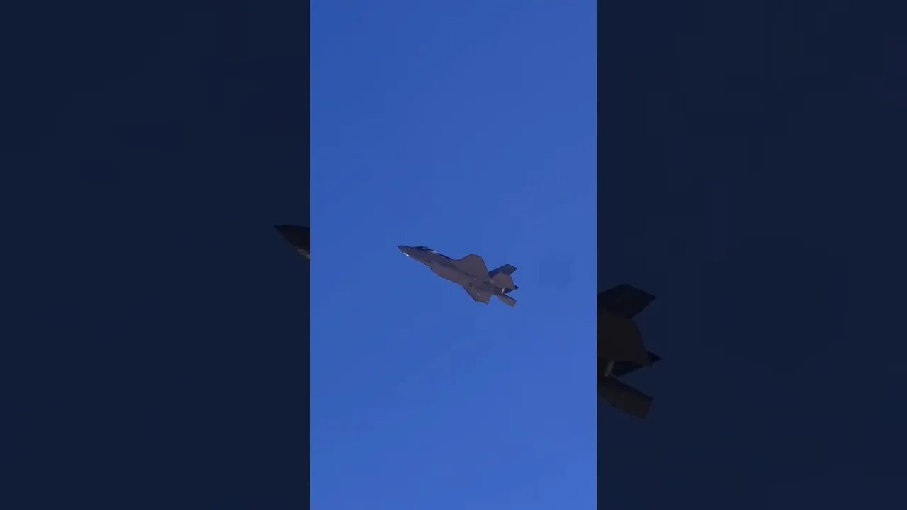 USAF F-22 Raptor and F-35 Lightning II Amaze Crowd With Max Speed Passes and Insane Maneuverability!