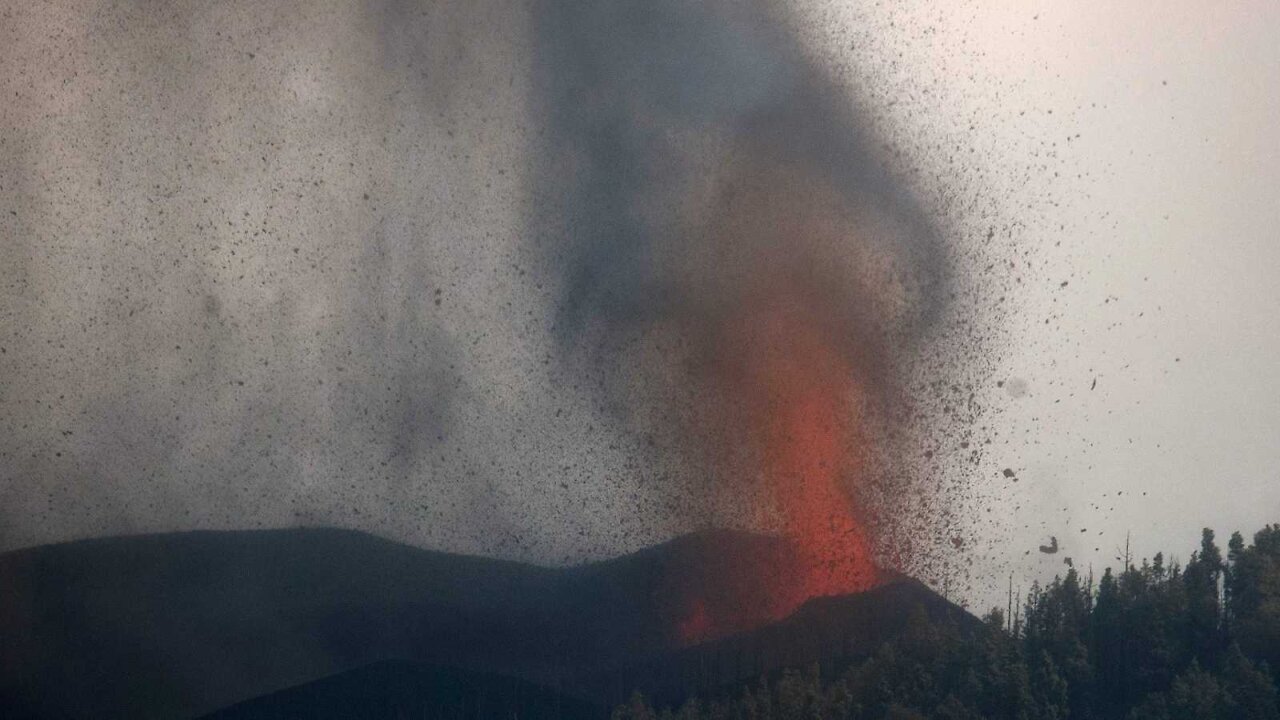 La lava arrasa casi 200 casas y obliga a evacuar a 6.000 vecinos en La Palma