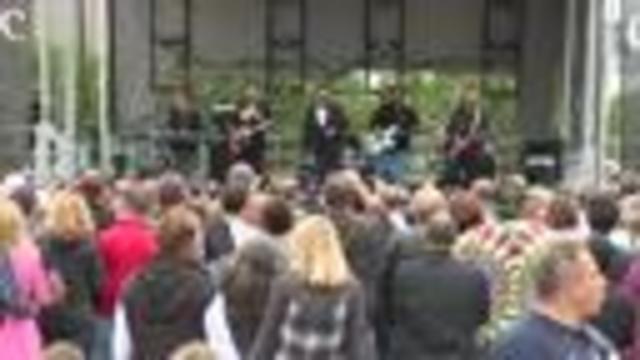 John Mellencamp surprises visitors at Rock and Roll Hall of Fame